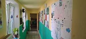 Chodba s galerií dětských prací